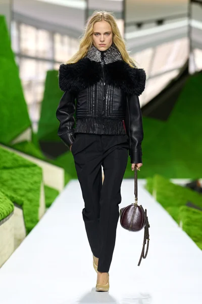 Look 15